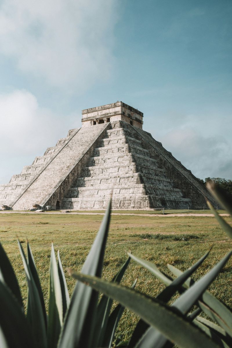 Grey pyramid at Chichén‑Itzá